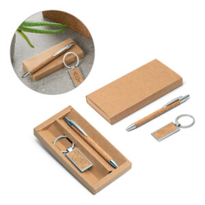LAVRE. Conjunto composto por uma caneta esferográfica e chaveiro, ambos em metal e em cortiça